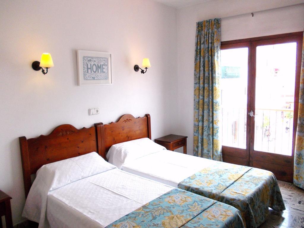 Hostal Rey Santa Eulària des Riu Zimmer foto